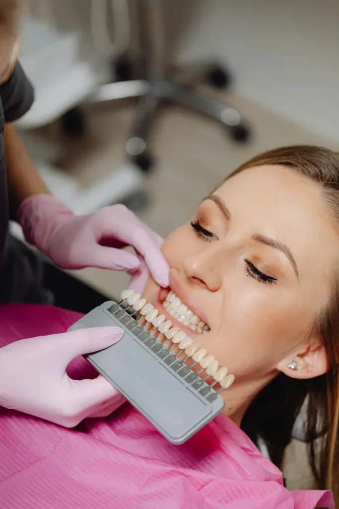 Consulta para blanqueamiento dental y determinación del precio según tono actual