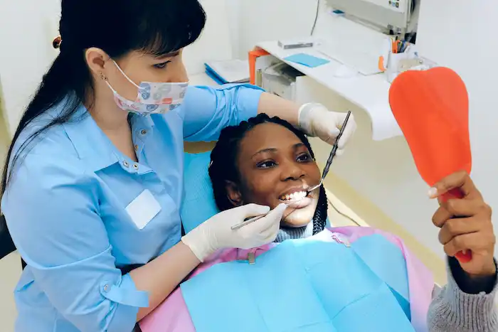 Comprobando el progreso del blanqueamiento dental LED para una sonrisa más clara