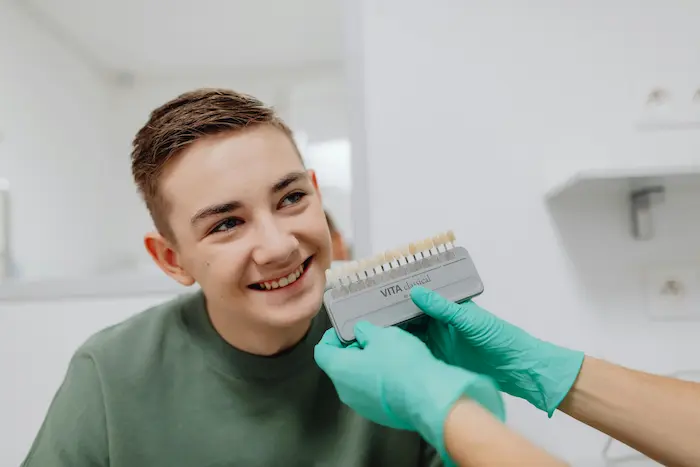 Comparación de tonos para optimizar el blanqueo dental LED