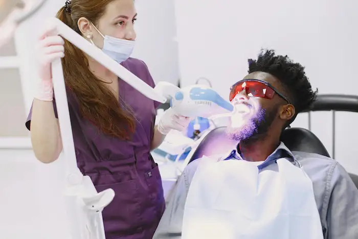 Aplicación de blanqueo dental LED para resultados rápidos y seguros