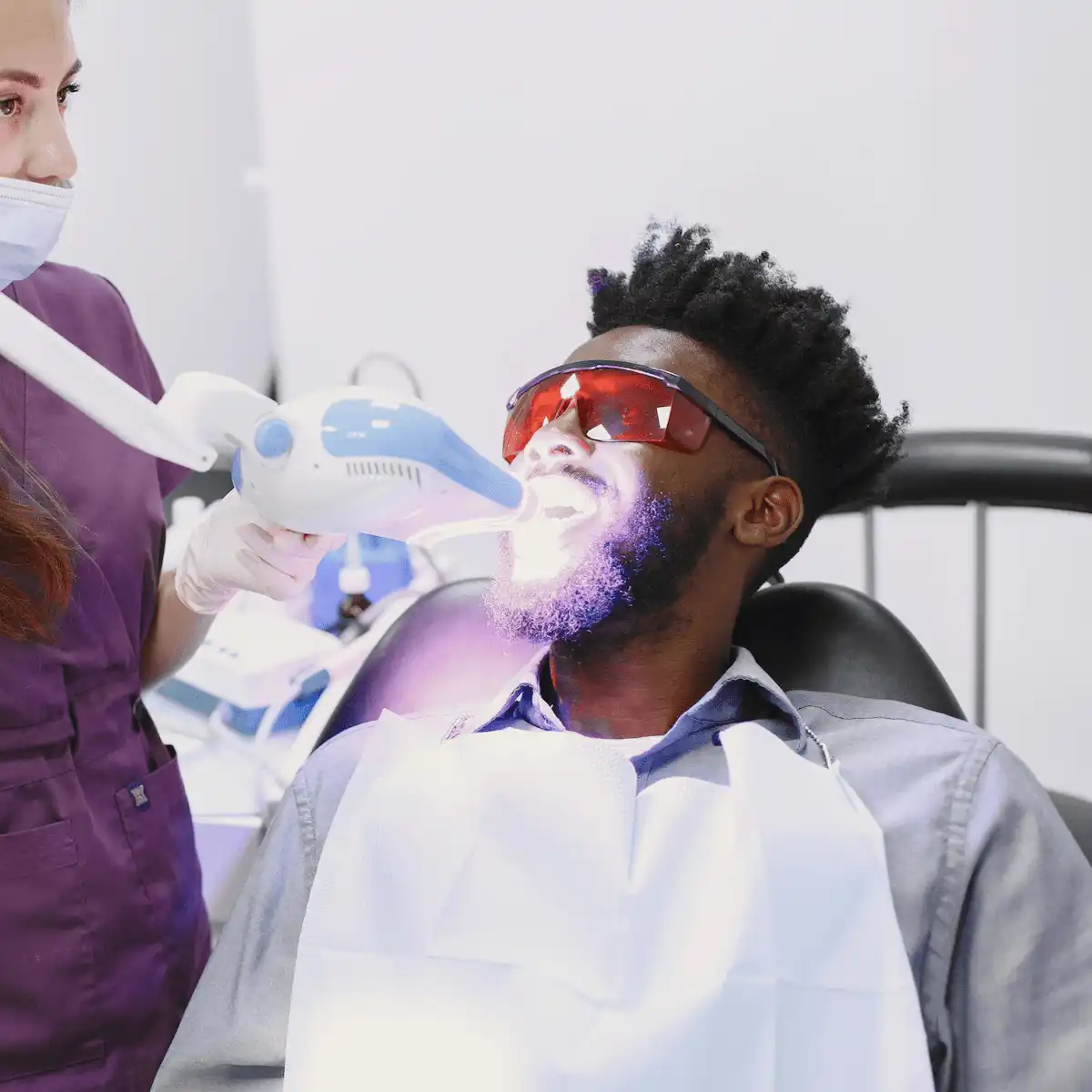 Paciente recibiendo sesión de blanqueamiento dental LED en clínica de Santiago, mostrando el tipo de procedimiento cubierto por el precio del servicio