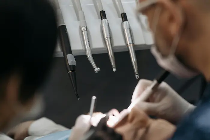 Herramientas de destartraje dental preparadas para eliminar sarro y placa