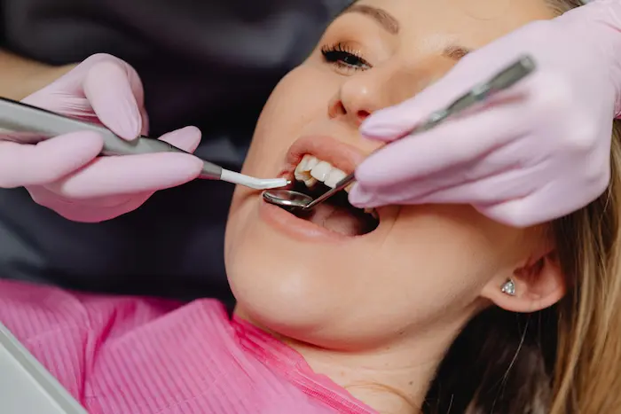Paciente recibiendo destartraje dental para eliminar sarro y mejorar salud bucal