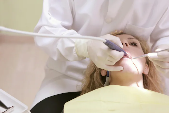 Tratamiento de limpieza profunda complementario al destartraje subgingival