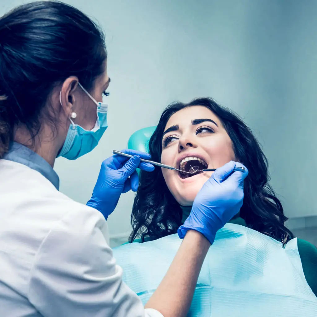 Paciente mostrando su tratamiento de ortodoncia lingual invisible de la clínica Ecosalud.