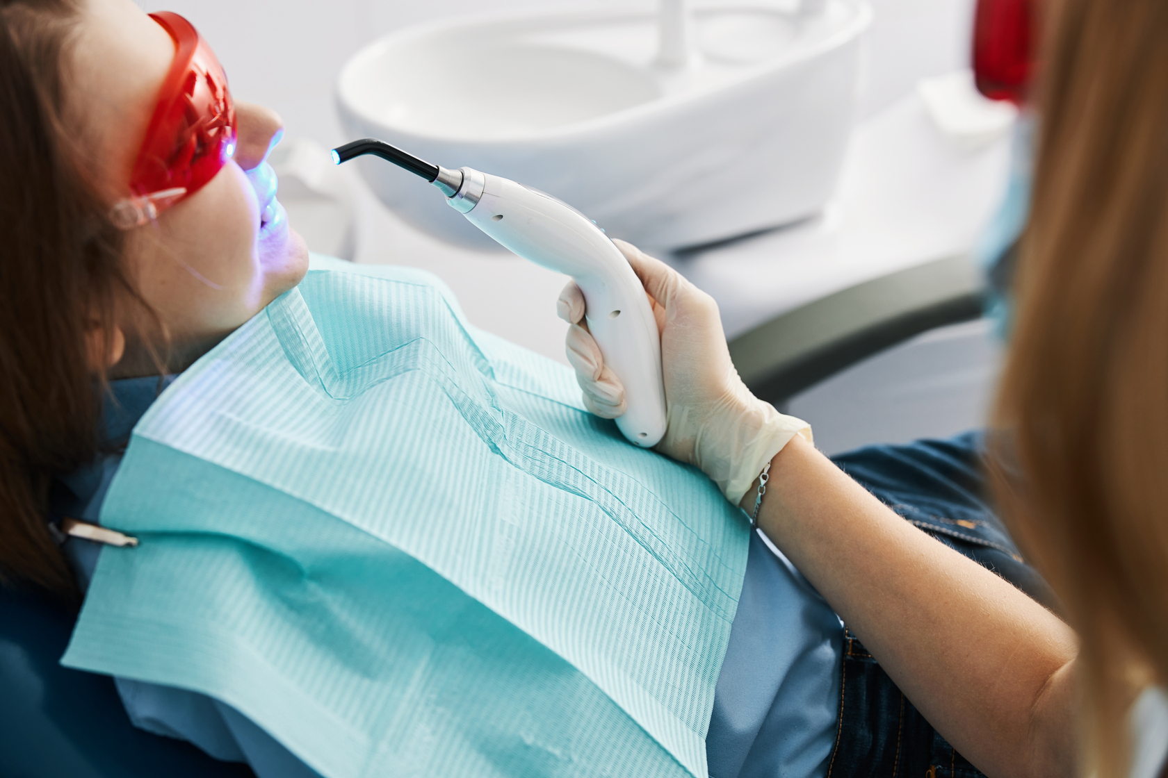 aplicación de gel blanqueador en tratamiento dental LED