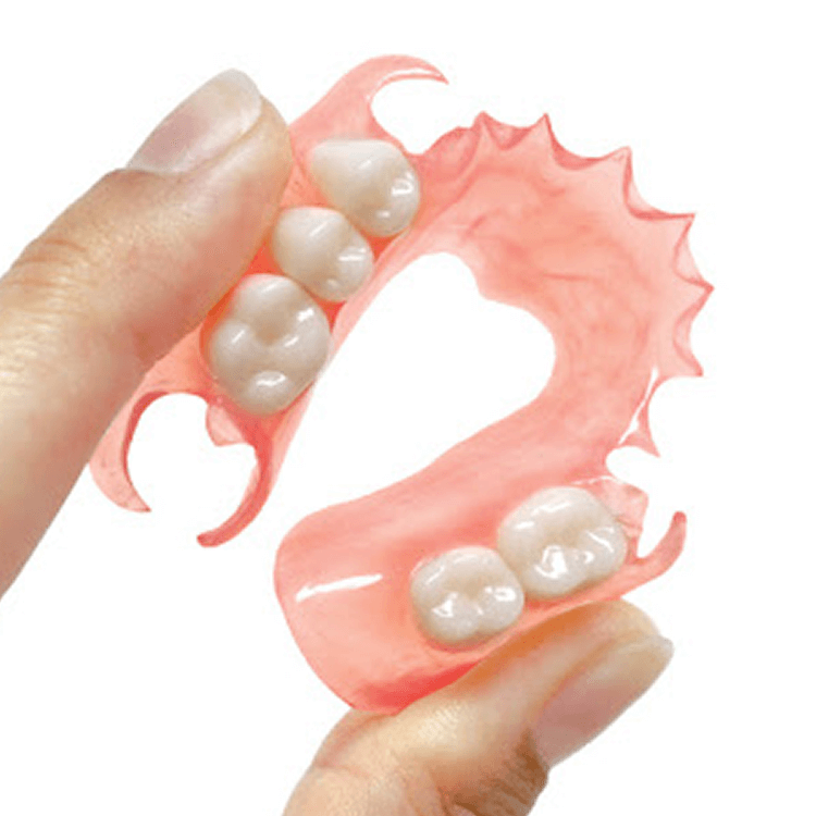 Prótesis Valplast flexible sobre modelo dental en Santiago